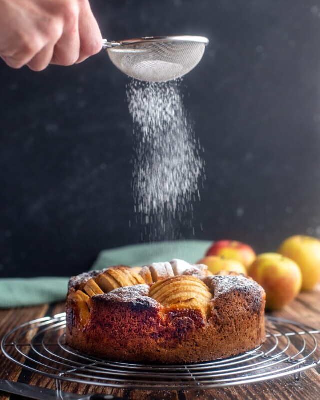 pple honey cake topped with sliced apples and drizzled with honey