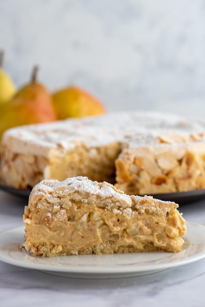 Praline Pear Meringue Cake – preparation step 3