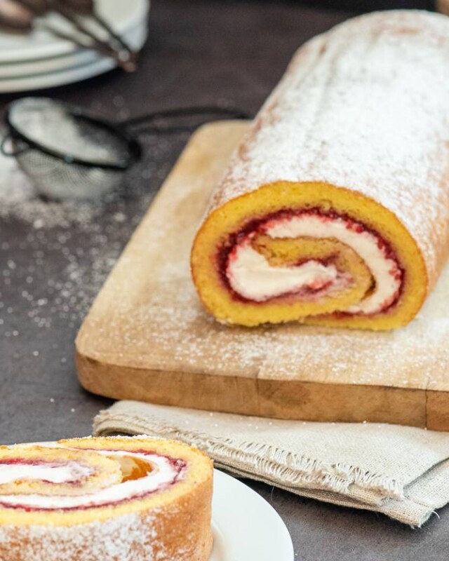 Raspberry Swiss Roll – preparation step 4