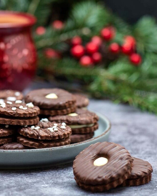 Chocolate Linzer Biscuits – preparation step 3