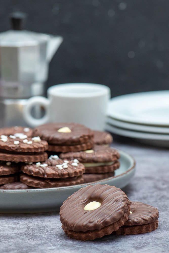 Chocolate Linzer Biscuits – preparation step 4