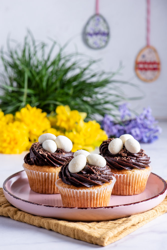 https://thegourmetlarder.com/wp-content/uploads/2023/04/Moist-Vanilla-Cupcakes-033.jpg